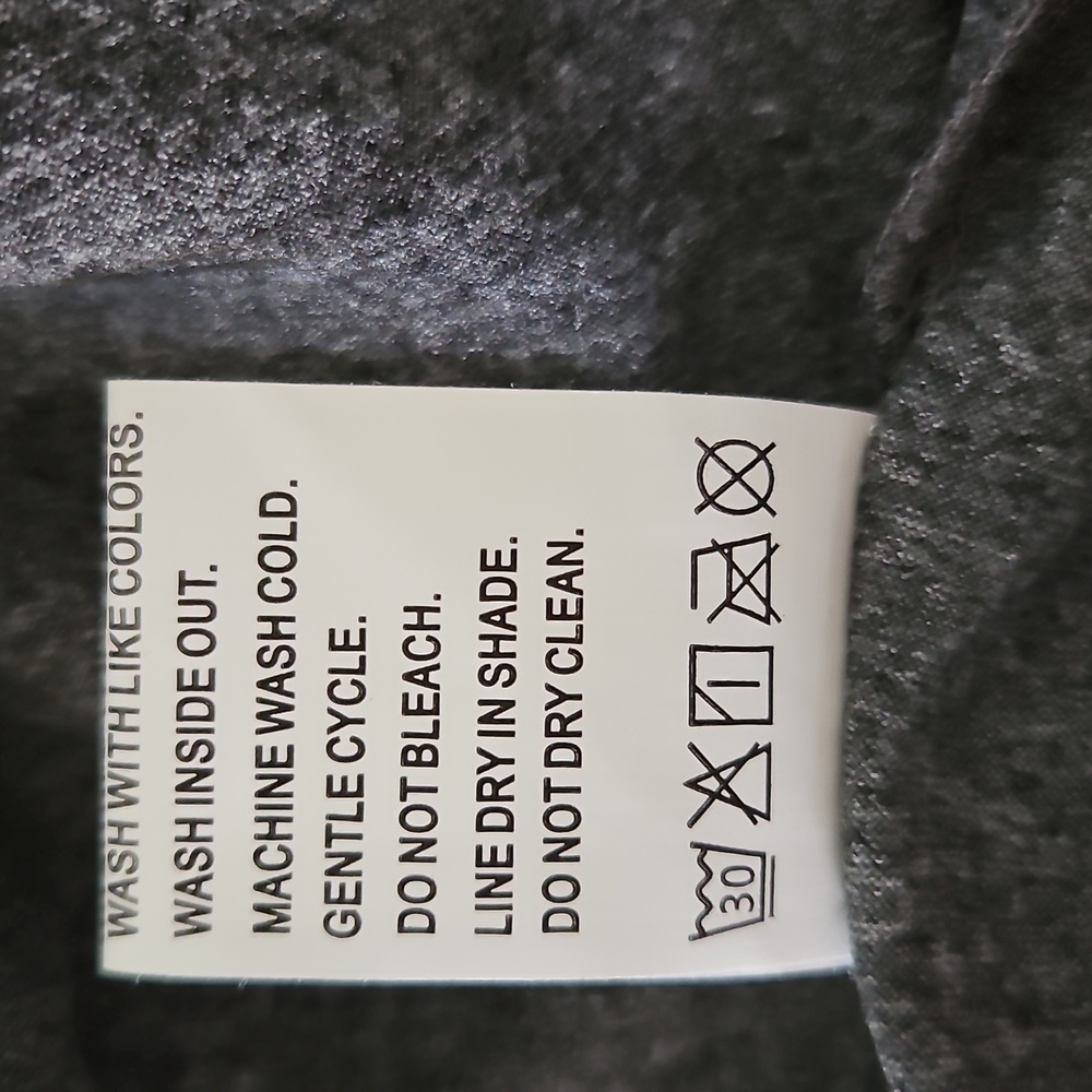 Grey Graphic "I Can't But I Know A Guy" Tee - Picture 5 of 6